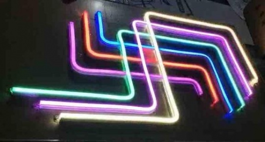 李新建《约旦河谷》500×200cm、100×80cm 霓虹灯管、有机玻璃、控制器、电缆、插电板 2020
李新建《约旦河谷》500×200cm、100×80cm 霓虹灯管、有机玻璃、控制器、电缆、插电板 2020