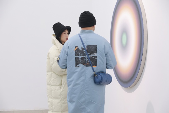 颜磊为了不碰画布竭尽所能,这次他返厂了“彩轮”系列 颜磊为了不碰画布竭尽所能,这次他返厂了“彩轮”系列