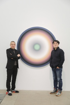 颜磊为了不碰画布竭尽所能,这次他返厂了“彩轮”系列 颜磊为了不碰画布竭尽所能,这次他返厂了“彩轮”系列