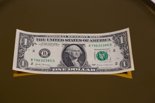 刘耀华 《伪币制造者-美元》15.6cm×6.63cm 现金 丝网印刷 2020 刘耀华 《伪币制造者-美元》15.6cm×6.63cm 现金 丝网印刷 2020