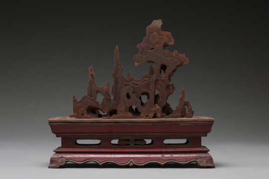 杨东鹰 《无题一》 37×12×32cm 独版 铁板生锈配清代漆木架 2020 杨东鹰 《无题一》 37×12×32cm 独版 铁板生锈配清代漆木架 2020