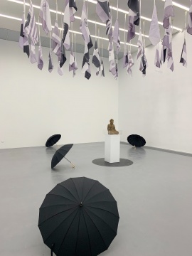 Ash Zing在拟像空间的个展,据说想卖一些从佛像身上打磨下来的粉末 Ash Zing在拟像空间的个展,据说想卖一些从佛像身上打磨下来的粉末