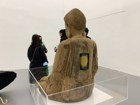 Ash Zing在拟像空间的个展,据说想卖一些从佛像身上打磨下来的粉末 Ash Zing在拟像空间的个展,据说想卖一些从佛像身上打磨下来的粉末