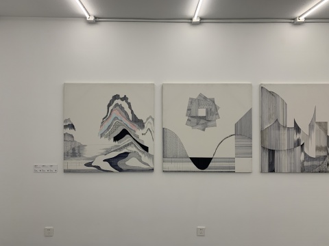 Ash Zing在拟像空间的个展,据说想卖一些从佛像身上打磨下来的粉末 Ash Zing在拟像空间的个展,据说想卖一些从佛像身上打磨下来的粉末