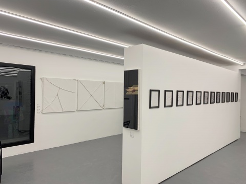 Ash Zing在拟像空间的个展,据说想卖一些从佛像身上打磨下来的粉末 Ash Zing在拟像空间的个展,据说想卖一些从佛像身上打磨下来的粉末