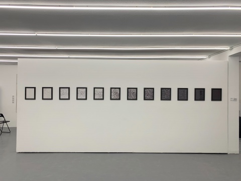 Ash Zing在拟像空间的个展,据说想卖一些从佛像身上打磨下来的粉末 Ash Zing在拟像空间的个展,据说想卖一些从佛像身上打磨下来的粉末