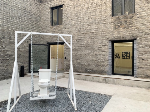 Ash Zing在拟像空间的个展,据说想卖一些从佛像身上打磨下来的粉末 Ash Zing在拟像空间的个展,据说想卖一些从佛像身上打磨下来的粉末