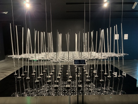 《微风生命》 430 x 240 x 600 cm 铝、不锈钢、磁铁、电机、钢丝绳 2020
《微风生命》 430 x 240 x 600 cm 铝、不锈钢、磁铁、电机、钢丝绳 2020
