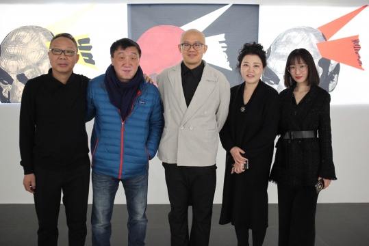 策展人孟媛(右1)与现场嘉宾合影
策展人孟媛(右1)与现场嘉宾合影