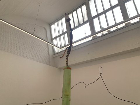 《脱离轨道的玛利亚帕宾斯》 230×50×30cm 铸铝喷漆 2021
《脱离轨道的玛利亚帕宾斯》 230×50×30cm 铸铝喷漆 2021