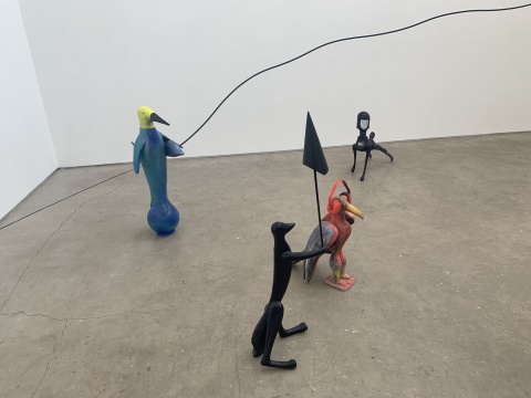 左起:《兄弟情》 102×79×47cm 铸铝喷漆 2021《奥林匹亚回归》 117×22×28cm 铸铝喷漆 2021《退休明星》 67×50×34cm 铸铝喷漆 2021《约会去的灰姑娘》 69× 81×31cm 铸铝喷漆 2021 左起:《兄弟情》 102×79×47cm 铸铝喷漆 2021《奥林匹亚回归》 117×22×28cm 铸铝喷漆 2021《退休明星》 67×50×34cm 铸铝喷漆 2021《约会去的灰姑娘》 69× 81×31cm 铸铝喷漆 2021