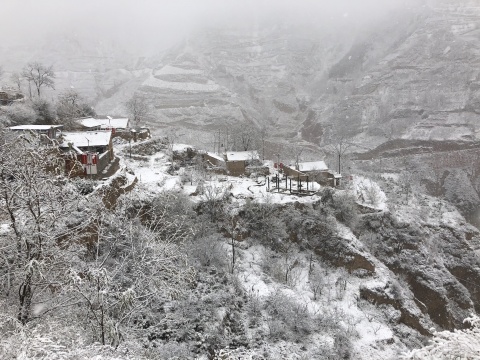 下雪的石节子村

 
