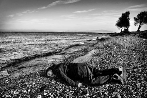 2015年，一艘从土耳其偷渡前往希腊科斯岛的橡皮艇倾覆，至少12人遇难。3岁男童艾兰的遗体在沙滩上被发现，照片震惊世界。艾未未之后模仿了遇难小难民“沙滩男孩”

 
