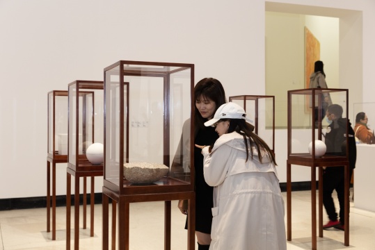 红砖美术馆2021首展，两位重量级欧美艺术家的国内首次大型美术馆个展