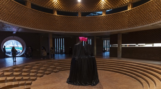 行为表演 《呼吸(两人一帽)》
行为表演 《呼吸(两人一帽)》