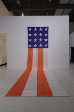 詹姆斯·李·拜尔斯 《美国国旗》965 x 223.5cm 醋酸丝 1974
© 艺术家遗产
图片由红砖美术馆提供
詹姆斯·李·拜尔斯 《美国国旗》965 x 223.5cm 醋酸丝 1974
© 艺术家遗产
图片由红砖美术馆提供