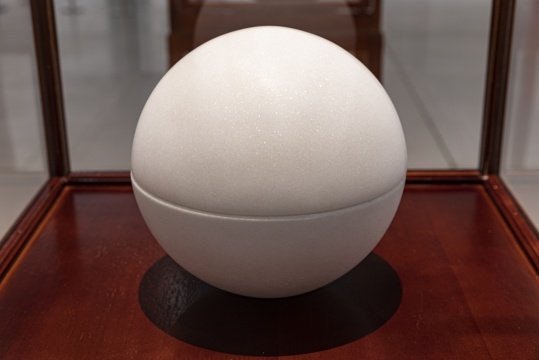 詹姆斯·李·拜尔斯 《球形书》由两部分组成 整体直径21 cm  大理石 1989

© 艺术家遗产

图片由红砖美术馆提供
