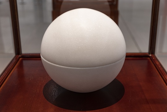 詹姆斯·李·拜尔斯 《球形书》由两部分组成 整体直径21 cm 大理石 1989
© 艺术家遗产
图片由红砖美术馆提供
詹姆斯·李·拜尔斯 《球形书》由两部分组成 整体直径21 cm 大理石 1989
© 艺术家遗产
图片由红砖美术馆提供