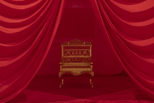 詹姆斯·李·拜尔斯 《问题的哲学之椅》160 x 160 x 117cm 镀金西藏柚木 1996
© 艺术家遗产
图片由红砖美术馆提供
詹姆斯·李·拜尔斯 《问题的哲学之椅》160 x 160 x 117cm 镀金西藏柚木 1996
© 艺术家遗产
图片由红砖美术馆提供