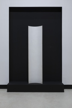 詹姆斯·李·拜尔斯 《月柱》250 x 60 x 30 cm 大理石 1990

© 艺术家遗产

图片由红砖美术馆提供
