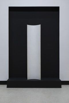 詹姆斯·李·拜尔斯 《月柱》250 x 60 x 30 cm 大理石 1990
© 艺术家遗产
图片由红砖美术馆提供
詹姆斯·李·拜尔斯 《月柱》250 x 60 x 30 cm 大理石 1990
© 艺术家遗产
图片由红砖美术馆提供