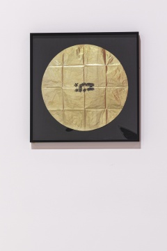 詹姆斯·李·拜尔斯 《无题（ICITB）》 直径50 cm 金色纸本黑墨 1994

© 艺术家遗产

图片由红砖美术馆提供
