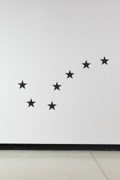詹姆斯·李·拜尔斯 《北斗七星》 由七部分组成，每部分尺寸27 x 28.5 cm 和纸本金色铅笔 1993

© 艺术家遗产

图片由红砖美术馆提供
