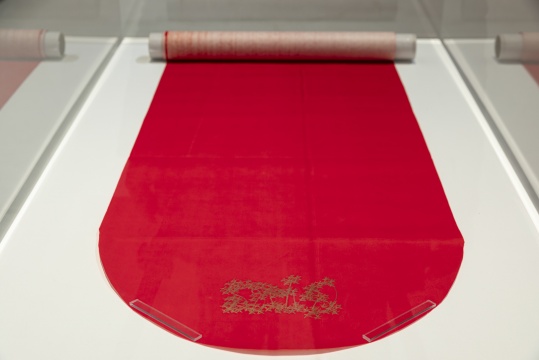 詹姆斯·李·拜尔斯 《无题》 396 x 30.5 cm 红色纸本金色钢笔 1993

© 艺术家遗产

图片由红砖美术馆提供

