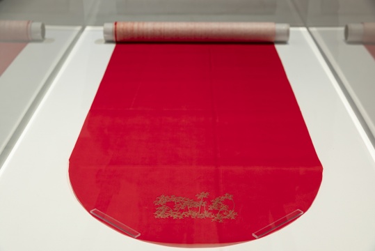 詹姆斯·李·拜尔斯 《无题》 396 x 30.5 cm 红色纸本金色钢笔 1993
© 艺术家遗产
图片由红砖美术馆提供
詹姆斯·李·拜尔斯 《无题》 396 x 30.5 cm 红色纸本金色钢笔 1993
© 艺术家遗产
图片由红砖美术馆提供