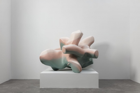 《总是,不是全部 No.1》 138×198×216cm 不饱和聚酯树脂、丙烯酸喷漆 2021
《总是,不是全部 No.1》 138×198×216cm 不饱和聚酯树脂、丙烯酸喷漆 2021