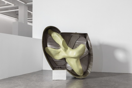 《总是,不是全部 No.9》 170×170×164cm 不饱和聚酯树脂、丙烯酸喷漆、不锈钢、汉白玉 2020
《总是,不是全部 No.9》 170×170×164cm 不饱和聚酯树脂、丙烯酸喷漆、不锈钢、汉白玉 2020