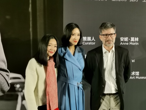 从左至右:艺术家、本次展览总监彭薇,今日美术馆馆长张然,美国大使馆新闻文化处副参赞Jeffrey Lorre
从左至右:艺术家、本次展览总监彭薇,今日美术馆馆长张然,美国大使馆新闻文化处副参赞Jeffrey Lorre