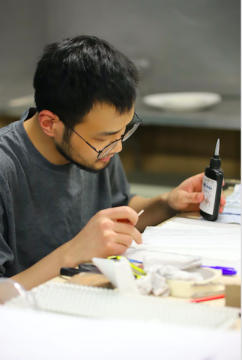 2017年毕业于中国美术学院获学士学位,2019年毕业于英国皇家艺术学院获硕士学位。 专注研究玻璃材料本身和其光学特性,并应用于创作。
2017年毕业于中国美术学院获学士学位,2019年毕业于英国皇家艺术学院获硕士学位。 专注研究玻璃材料本身和其光学特性,并应用于创作。