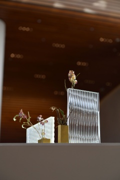 《遮》 19 x 22.5 x 2.5 cm \ 33 x 12 x 4.5cm 玻璃 黄铜 2019
《遮》 19 x 22.5 x 2.5 cm \ 33 x 12 x 4.5cm 玻璃 黄铜 2019