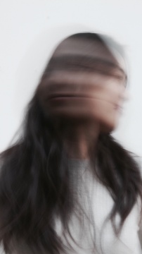 黄佳理毕业于英国皇家艺术学院,获得陶瓷与玻璃专业硕士学位; 此前她毕业于中央圣马丁艺术学院陶瓷设计专业,获学士学位。她的创作以陶瓷和玻璃作为媒介,探索雕塑形式与功能性设计的边界。《琢》系列曾于2020年荣获新视野国际新锐艺术设计作品展金奖。
黄佳理毕业于英国皇家艺术学院,获得陶瓷与玻璃专业硕士学位; 此前她毕业于中央圣马丁艺术学院陶瓷设计专业,获学士学位。她的创作以陶瓷和玻璃作为媒介,探索雕塑形式与功能性设计的边界。《琢》系列曾于2020年荣获新视野国际新锐艺术设计作品展金奖。