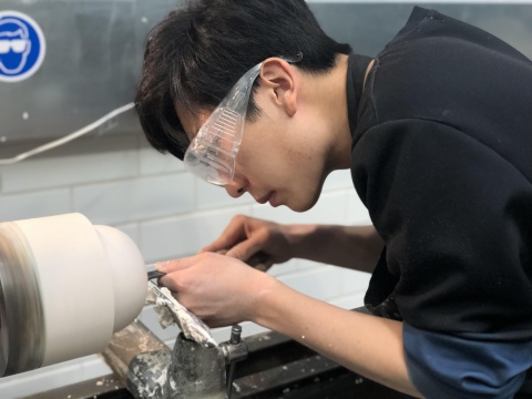 毕业于英国皇家艺术学院应用艺术系陶瓷和玻璃专业,于2017年取得英国金斯顿大学产品和家居设计荣誉学士学位。他的创作致力于探索手工艺美学与现代工业生产的平衡,风格融合新生代审美和东方工艺。
毕业于英国皇家艺术学院应用艺术系陶瓷和玻璃专业,于2017年取得英国金斯顿大学产品和家居设计荣誉学士学位。他的创作致力于探索手工艺美学与现代工业生产的平衡,风格融合新生代审美和东方工艺。