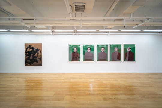 右-刘成瑞 《悲伤》 120×80cm 行为、图片 收藏级艺术微喷 2016 展览现场图
