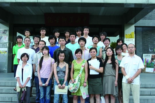 时任造型学院基础部主任高天雄、副主任袁元、教师贺羽、办公室主任张丽和学生会干部合影(2004年)
时任造型学院基础部主任高天雄、副主任袁元、教师贺羽、办公室主任张丽和学生会干部合影(2004年)
