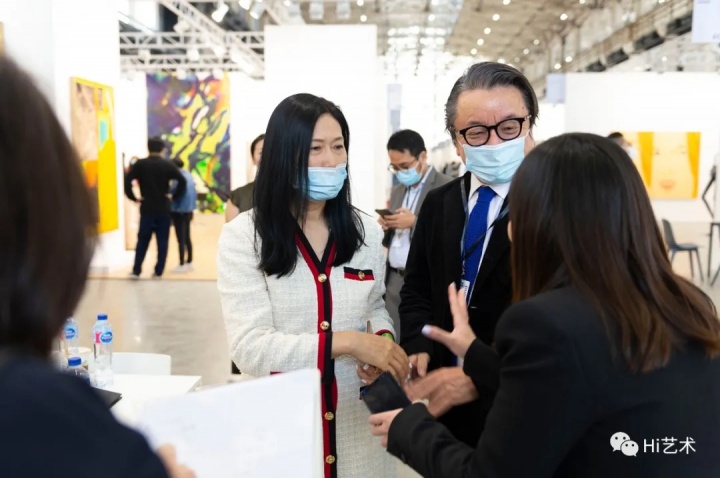 龙美术馆馆长、知名收藏家王薇女士在西岸艺术与设计博览会现场,2020年
龙美术馆馆长、知名收藏家王薇女士在西岸艺术与设计博览会现场,2020年