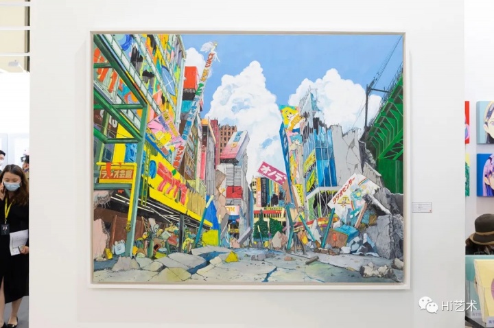 ART021现场,作品右侧的展签上贴上了表示“已售出”的红点
ART021现场,作品右侧的展签上贴上了表示“已售出”的红点