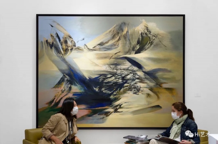 2020年ART021博览会现场,画廊工作人员正与客户进行洽谈
2020年ART021博览会现场,画廊工作人员正与客户进行洽谈