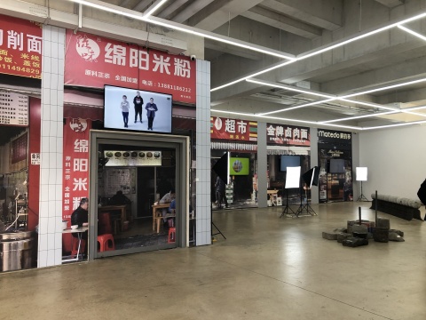 “沙滩哥”何利平为“市井”代言 “沙滩哥”何利平为“市井”代言
