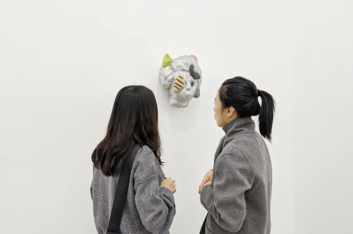 今格空间“颜石林:永不闭园”个展现场 2020 作品标签和价格信息也未呈现于墙上
今格空间“颜石林:永不闭园”个展现场 2020 作品标签和价格信息也未呈现于墙上