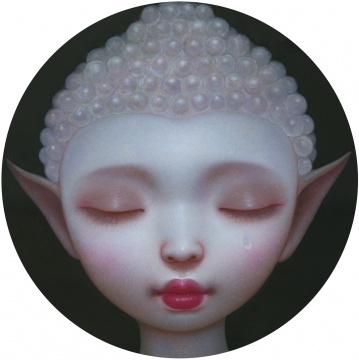 《花朵儿系列》 直径150cm 布面油画 2020女孩头顶的珍珠如同东方文化中的佛陀，而细长的耳朵又像西方神话里的精灵。张向明生活在厦门，而女儿又喜欢拜佛，创作也或多或少受宗教文化的影响