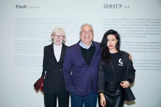 陈漫、刘香成和凯伦.史密斯在展览现场（从右至左）
