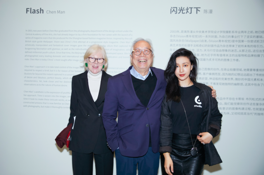 陈漫、刘香成和凯伦.史密斯在展览现场(从右至左)
陈漫、刘香成和凯伦.史密斯在展览现场(从右至左)