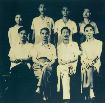 中央美术学院油画系第三画室教师,右起:詹建俊、董希文、许幸之、梁运清,后排是第三画室学生
中央美术学院油画系第三画室教师,右起:詹建俊、董希文、许幸之、梁运清,后排是第三画室学生