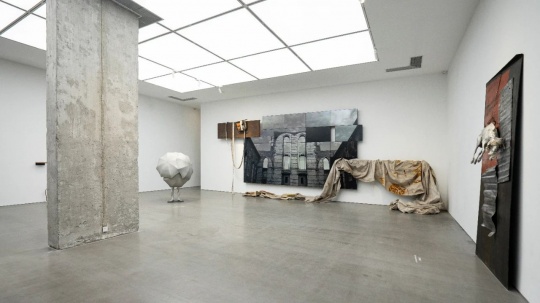 在SPURS画廊的巨型铁幕下，看艺术家李怒的一片和平