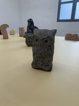 《猫头鹰》 24×12×12cm  花岗石 1979
