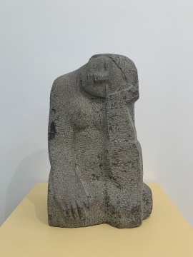 《心事》 56×35×25cm 花岗岩 1999 《心事》 56×35×25cm 花岗岩 1999